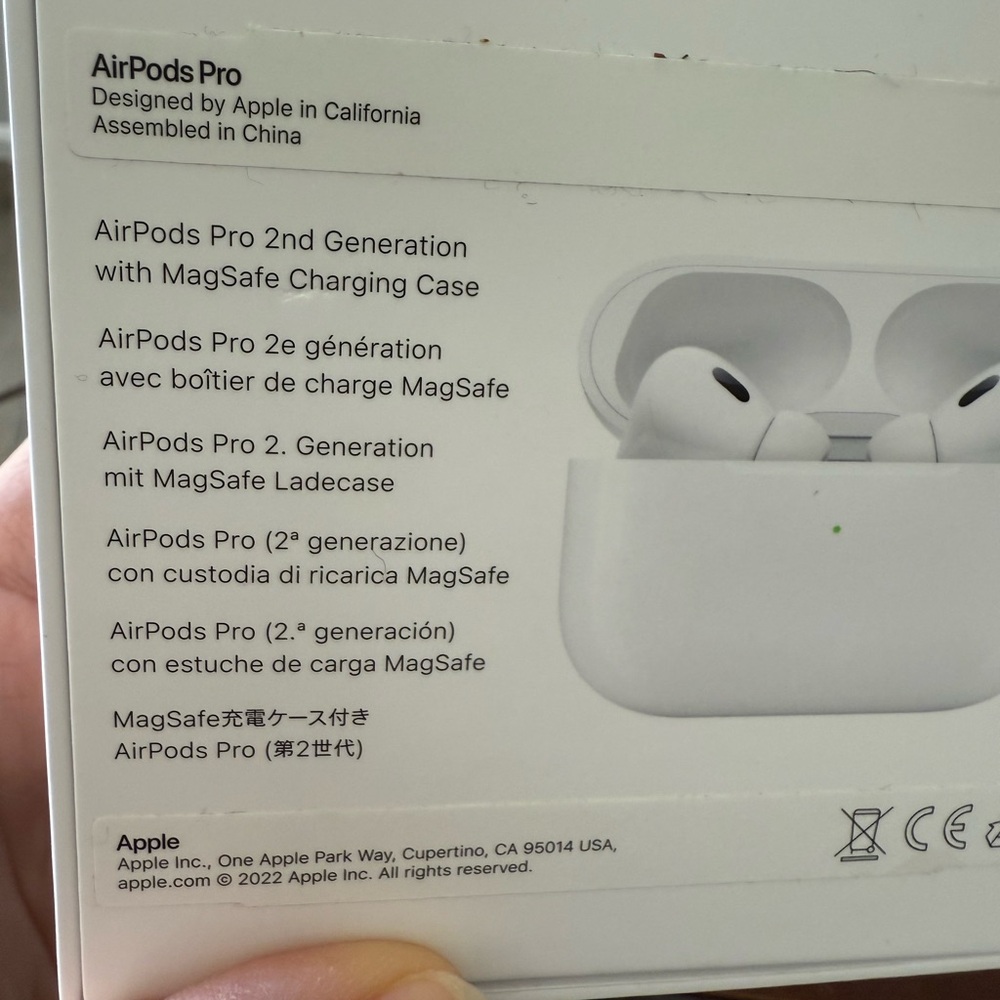 Apple AirPods 2 - Like New - Picture 2 of 4